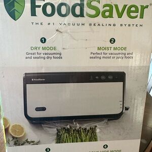 FoodSaver Vacuum Sealer in Black and White